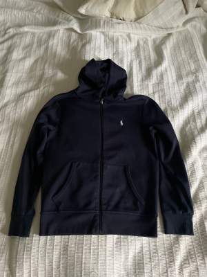 Min mörkblå polo zip hoodie, den är i storlek XS. Jag köpte den här på plick men behöver nu sälja den för att den inte passade i storleken. Om ni har frågor eller vill ha mer bilder är det bara att skriva.