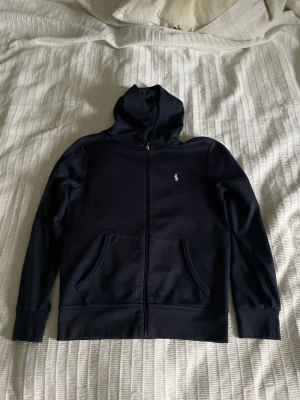 Polo hoodie  - Min mörkblå polo zip hoodie, den är i storlek XS. Jag köpte den här på plick men behöver nu sälja den för att den inte passade i storleken. Om ni har frågor eller vill ha mer bilder är det bara att skriva.