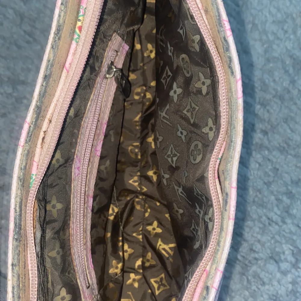 En rosa handväska fake Lv . Väskor.