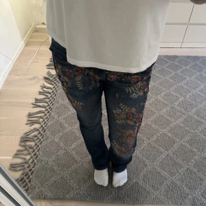 coola jeans - Säljer dessa super coola jeans med detaljer! ❤️