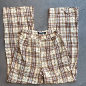 Rutiga byxor - Säljer dessa rutiga byxor i bomull från Missguided. Byxorna är från deras ”tall” sektion så de är långa i benen, bra längd för mig som är 180cm. 