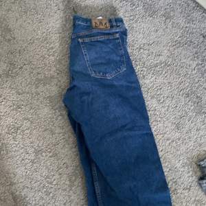 Coola baggy jeans har lagt up likadana fast gråa dem har exakt samma modell och storlek 