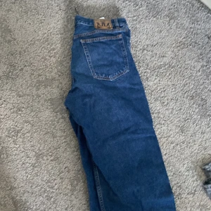 Jeans  - Coola baggy jeans har lagt up likadana fast gråa dem har exakt samma modell och storlek 