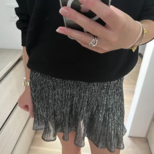 Zara kjol - Intressekoll på min zara glitter kjol🩵 kjolen är i fint skick och passar perfekt till fester och middagar. Är i storlek S men passar även Xs