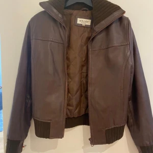 Äkta skinnjacka  - Säljer en äkta skinn jacka för 500kr från hollies, fortfarande i riktigt bra skick!  Storlek: 38  Finns att hämta i Sthlm eller köparen får stå för frakt 📦 