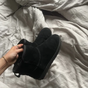 Uggs - Säljer mina uggs inspirerade skor💗använda en vinter💕säljer då dom inte kommer till användning längre💗stl 38