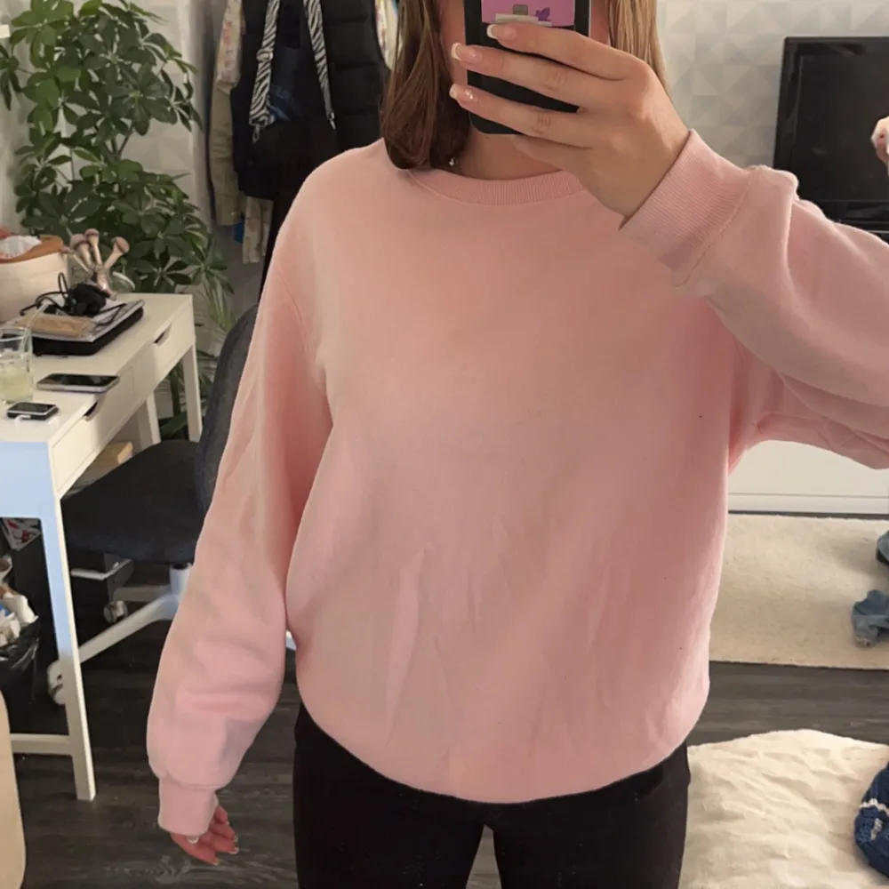 Rosa sweatshirt från Hm i stl M, från herravdelningen. Använt skick men hel och ren. Säljer pga att jag inte passar i den längre. . Tröjor & Koftor.