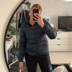 Champion jacka  - Mörkblå vinterjacka från Champion i bra skick men för liten för mig. Storlek M. En bra vinterjacka. 