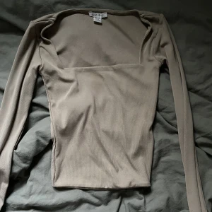 Tröja - Säljer en super fin tröja ifrån New Yorker, då den blivit för liten. Smuts rosa färg