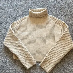 En beige, ribbad stickad tröja. Den är xs och är tjock och varm till vintern. Jag har bara använt den 1 gång. 