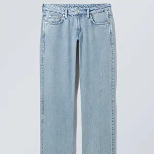 Arrow Low straight jeans från Weekday. Använda men i bra skick. Säljer pga att de är för små för mig.