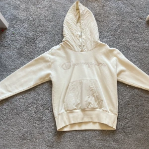 Champion hoodie  - Jag har bara använt den några fåtal gånger (2-3ggr). Den är ljus gul och är riktig. Gosigt material på insidan 