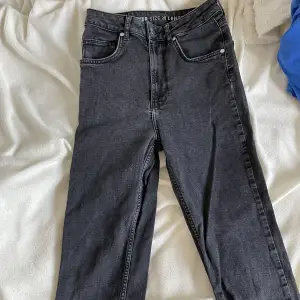 Svarta jeans i jättebra skick. Storlek W28 L32 på lappen men jag skulle säga att dem är storlek XS. Lite för korta för mig som är 163 cm. Skulle nog vara perfekt längd för någon som är 155-160 cm.💕