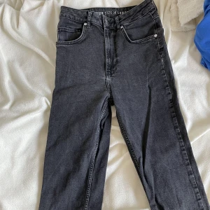 Svarta jeans  - Svarta jeans i jättebra skick. Storlek W28 L32 på lappen men jag skulle säga att dem är storlek XS. Lite för korta för mig som är 163 cm. Skulle nog vara perfekt längd för någon som är 155-160 cm.💕