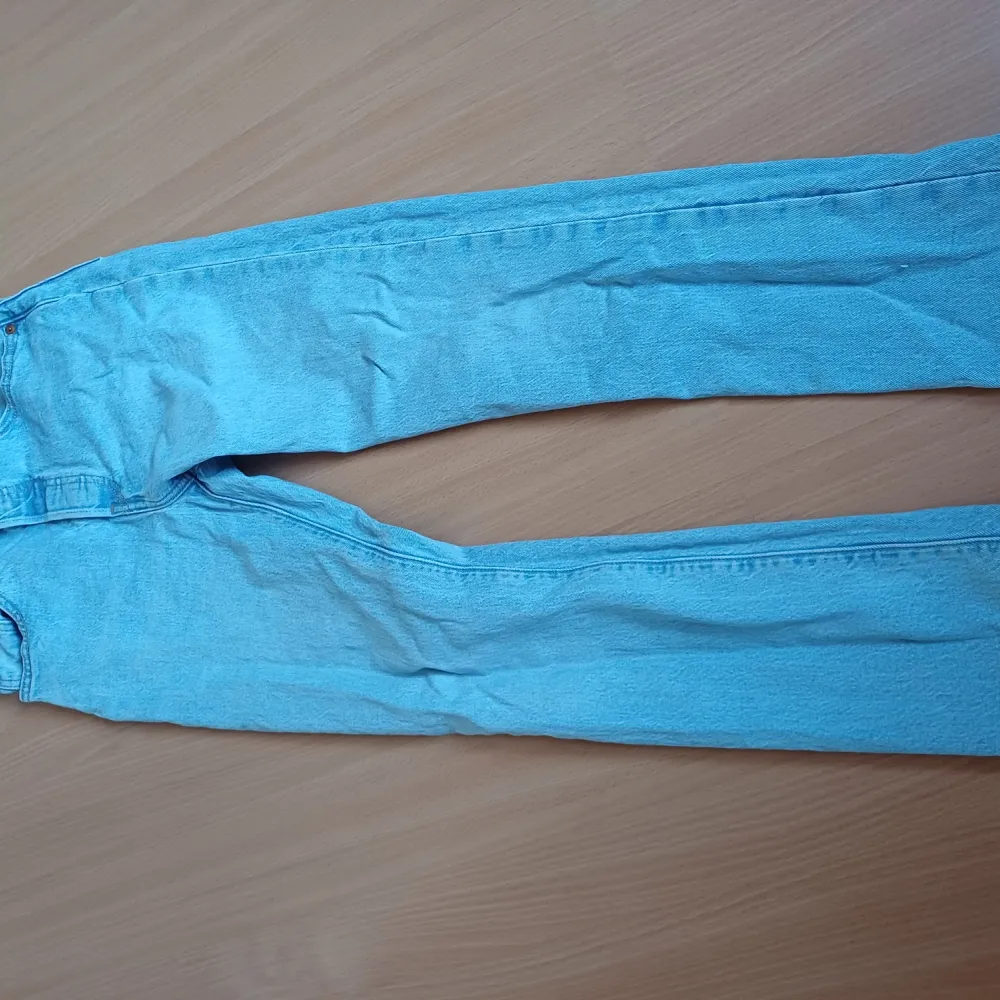 Vida jeans från levis.  Fint skick men använda  Ansvar ej för postens slarv . Jeans & Byxor.