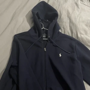 Ralph lauren zip  - Tjo säljer denna Ralph lauren zip då jag tröttnat på den, den är i storlek L men skulle säga att den sitter som M, inga defekter alls! Öppen för byten inom centralt Sthlm! Nypris 1800 Hör av dig vid frågor!