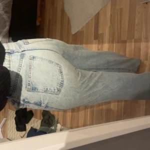 Jeans från Zara - Säljer mina zara jeans i "The 90's full length" då dom aldrig kommer till användning längre 😊 dom är väldigt högmidjade och det finns lite slitet längst ner men det är inget som syns när man har dom på sig! Är 170 cm lång och dom är köpta för 500 kr 