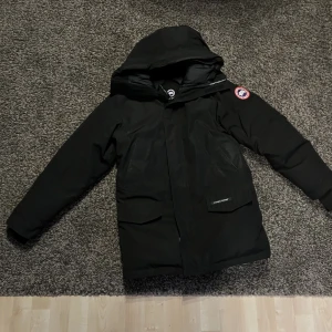 CANADA GOOSE JACKA - Hej. Jag säljer nu min goose jacka för att jag inte längre vill ha den. Den är köpt av en vän förra året i november och den är äkta men har inge kvitto. Jackan är i storlek XS men passar mig och jag är runt 185-187 cm. Kan mötas upp men även Frakta. 