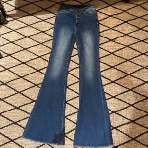 Jeans från SHEIN i Bootcut modell i stl xs. Aldrig använda så i nyskick pga fel storlek.
