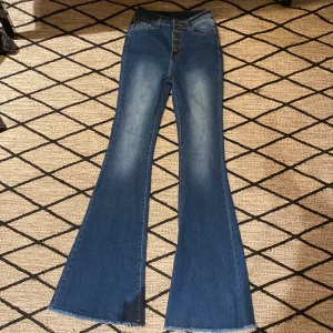 Bootcut jeans - Jeans från SHEIN i Bootcut modell i stl xs. Aldrig använda så i nyskick pga fel storlek.