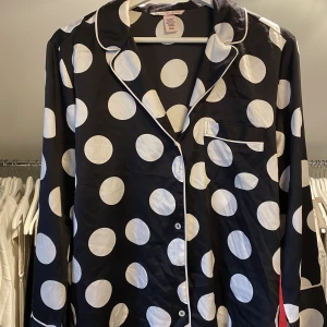 Skjorta - Gullig prickig pyjamasskjorta från Victorias Secret. Endast använd en gång. Nypris ca 600-700 kr