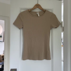 t-shirt - beige t-shirt från h&m. Fint skick, inga defekter🙏
