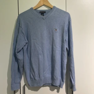 Gant tröja storlek S - Säljer en ljusblå unisex Gant tröja i storlek S. Knappt använt. Nypris ca 550 