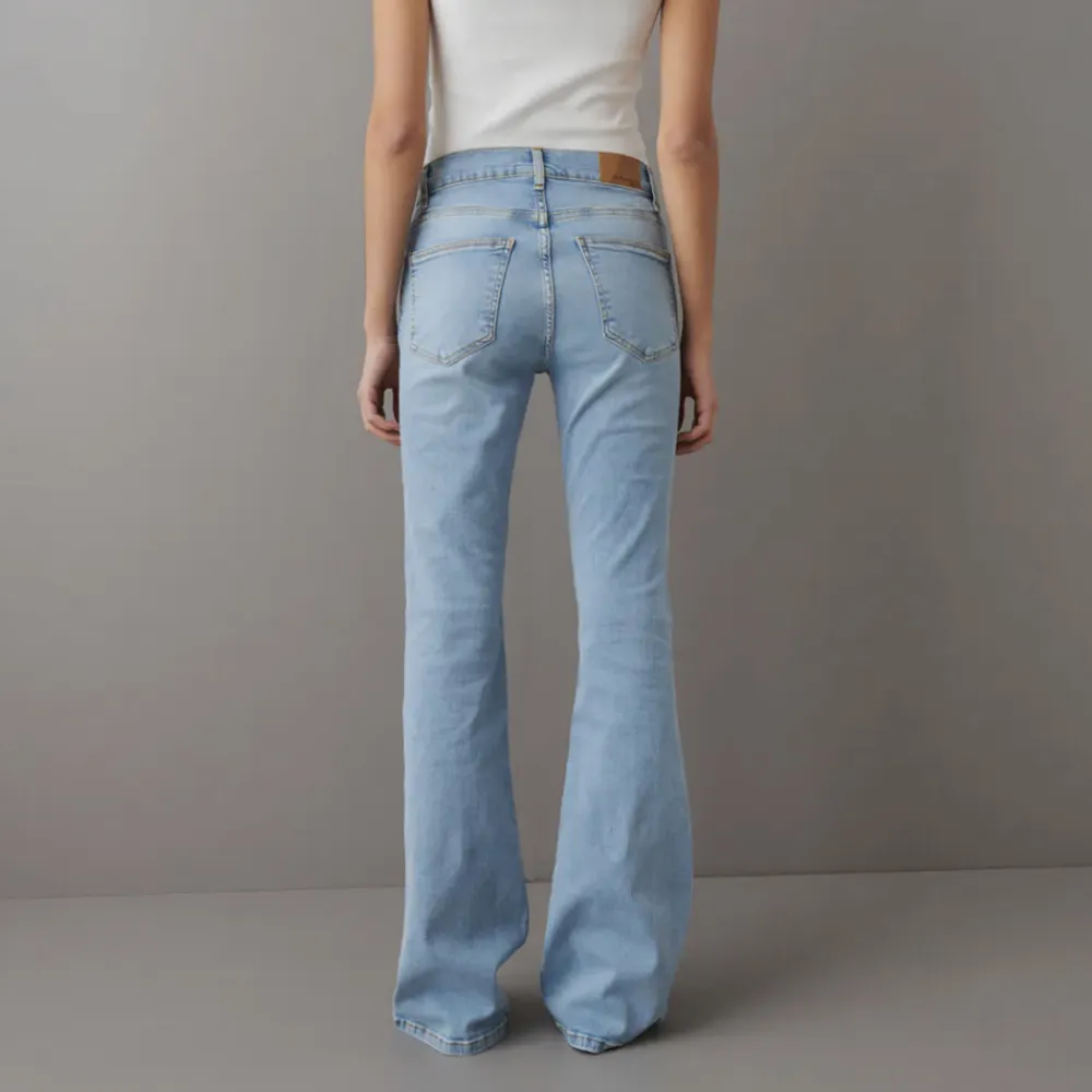 Low waist bootcut jeans från gina i storlek 34. Väldigt stretchiga så passar de som har 36 också. Endast använda ett fåtal gånger. Köpte för 500 innan sommaren men säljer för 250🤍🤍bara att trycka på köp nu för att köpa🤍🤍. Jeans & Byxor.
