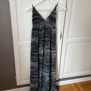 Långklänning  - Säljer denna super fina, drömiga långklänning då den är för lång på mig. Banden går att justera då man knyter dom där bak vilket är så fint. Jag är ca 166 och skulle säga att den passar någon som är runt 170 om man vill ha den lång men inte för lång. 