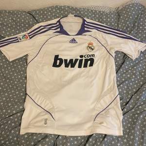 Real Madrid tröja, min pappas gamla tröja han köpte den i Spanien och är äkta. Storleken på den är M man kan inte se det på tröjan för det har tvättats bort i tvättmaskinen. Den är köpt för ca 800kr men lägger ut den för 700kr men priser kan diskuteras.