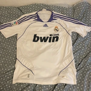 Real Madrid  - Real Madrid tröja, min pappas gamla tröja han köpte den i Spanien och är äkta. Storleken på den är M man kan inte se det på tröjan för det har tvättats bort i tvättmaskinen. Den är köpt för ca 800kr men lägger ut den för 500 men priser kan diskuteras.