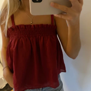 Vinröd blus  - Jättefin och perfekt inför hösten! Köpt på mango, den är i storlek L men skulle säga att den passar xs-l 🧡 säljer då den aldrig kommer till användning