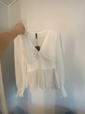 Vit topp - Säljer denna vita topp som aldrig kommit till användning. Endast provad 💘💘
