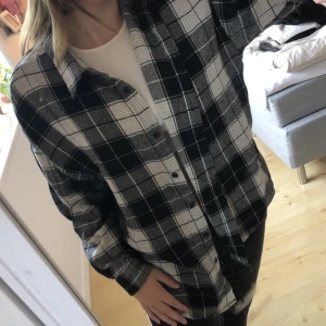 Rutig skjorta  - En rutig skjorta från SHIEN i storlek 34 (xs). Ganska oversize