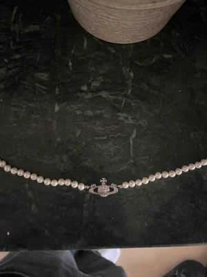 Vivienne westwood halsband - Nice vw pärlhalsband, nypris runt 1100 på zalando, kommer inte till användning vill bli av med det