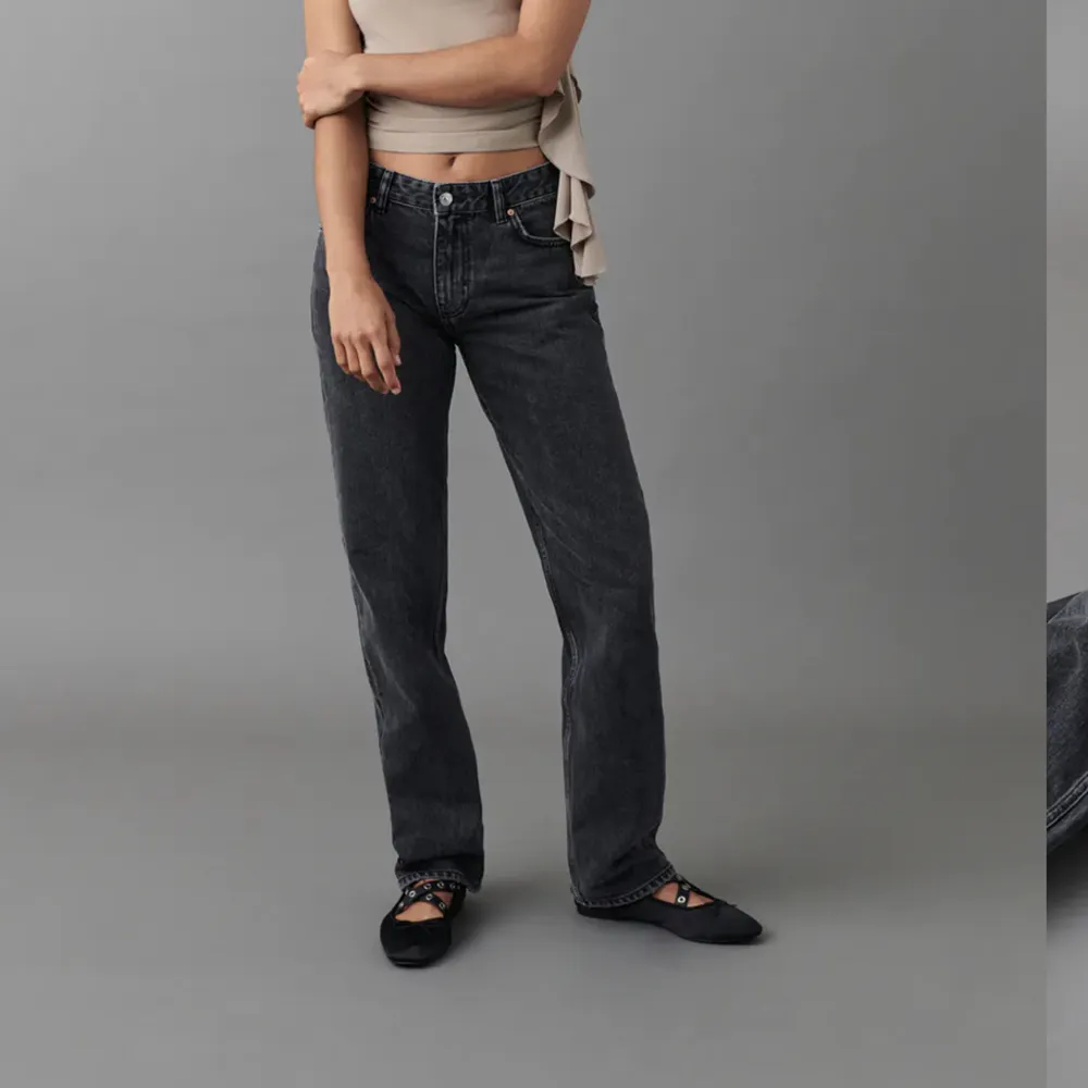 Säljer dessa svarta low waist jeansen nu då jag ej har användning av de längre modell: straight  Använda men i bra skick Nypris : 499kr. Jeans & Byxor.