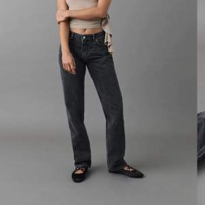 Säljer dessa svarta low waist jeansen nu då jag ej har användning av de längre modell: straight  Använda men i bra skick Nypris : 499kr