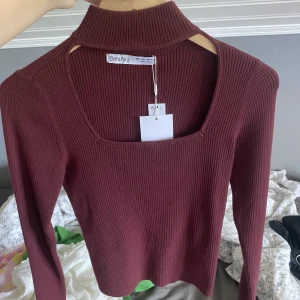 topp - Aldrig använd, köpt på zalando men ursprungligen från bershka. Ganska liten i storleken skulle säga att den är mer som en M! Jättefin röd färg ❤️