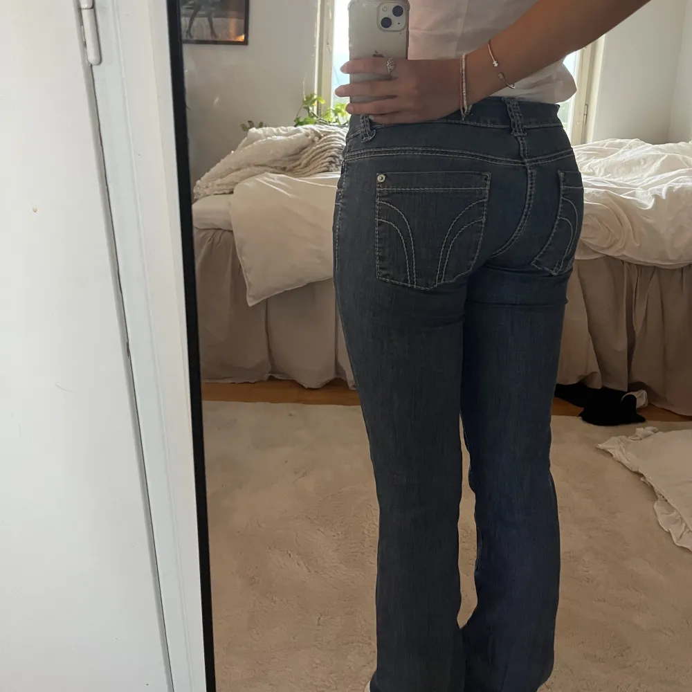 Lågmidjade Bootcut jeans i storlek 28. Skriv för mått och fler bilder✨😊. Jeans & Byxor.