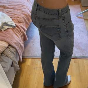 sjukt snygga äkta levis jeans!!  de har såå fin ”wash” och passform!!  Är 175cm lång och brukar ha 38-40 i jeans.  Super sköna!!