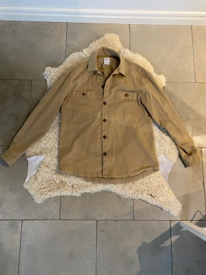 Zara overshirt  - Tja säljer nu min tvär feta overshirt från zara. Den är perfekt nu till våren!tröjan är i väldigt bra skick. Det är storlek S men passar som M. För mer bilder eller frågor är det bara att fråga.