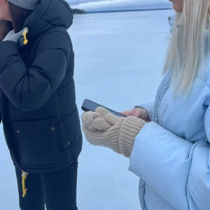 Blå dunjacka  - Jätte fin ljusblå dunjacka från monkii, använd hela förra vintern men inga skador förutom smink avtryck osv men de går nog att tvätta bort ! 👌🏻 skriv om du vill va fler bilder 💕