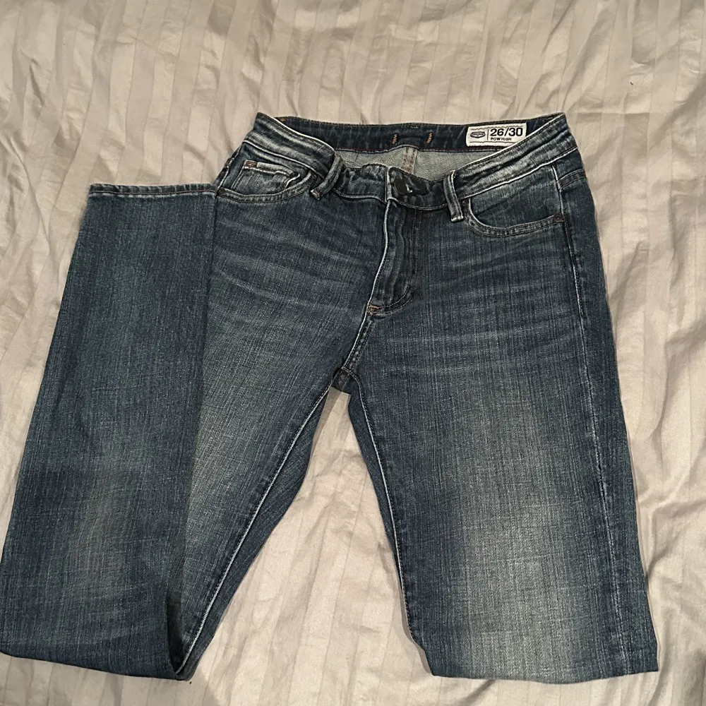 Blåa Crocker Jeans i storlek 26/30. Knappt använda och är i fint skick. Pow high, nypris 599kr. . Jeans & Byxor.