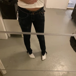 Lågmidjade jeans - Säljer dessa mörkblåa lågmidjade jeans med snygga detaljer från sqin. Det står att dem är i storlek 29/170, men jag har i vanlig storlek 34/36 på byxor och dom passar mig jättebra, (jag är 169cm). 