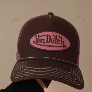 Von Dutch keps  - Von dutch keps i jättefint skick! Så gott som oanvänd :) 