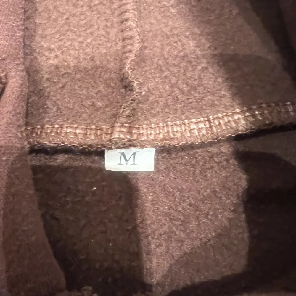 Säljer denna fina bruna zip hoddien från Shein. Den är i storlek M men är väldigt liten så den passar XS skulle jag säga. Köparen står för frakten💕. Hoodies.