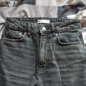 Jeans  - Dessa svin snygga jeans från gina. Köpte för liten storlek så hann bara använda 2 gånger därav säljer jag dem. Nypris 499kr. Pris kan diskuteras 