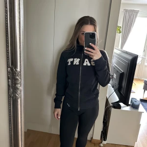 Hoodie Gant - Säljer denna fina Hoodie från Gant. Lite nopprig vid ganttexten men går säkert att få bort med noppermaskin Ordinarie pris 1200 kr 