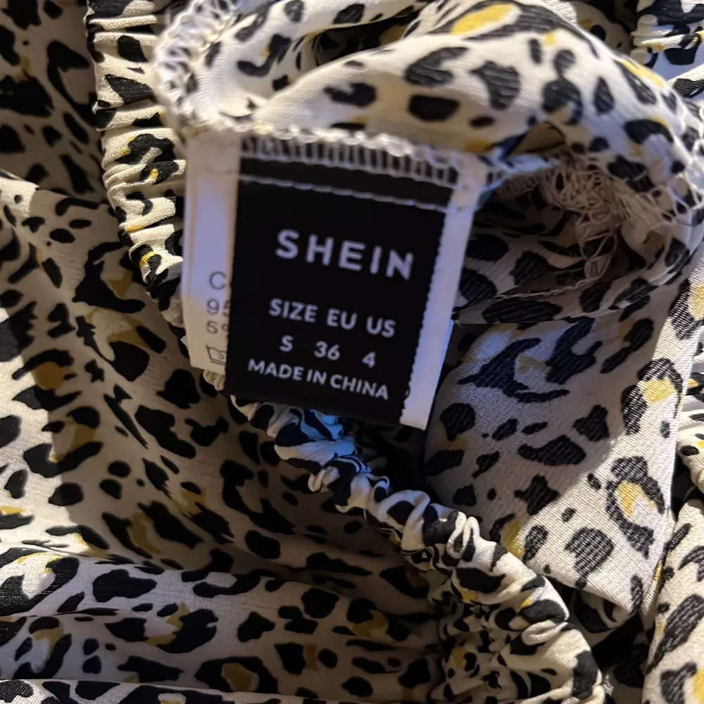 Lepordfärgad kjol från Shein i storlek S, använd men inga tecken på användning💕. Kjolar.