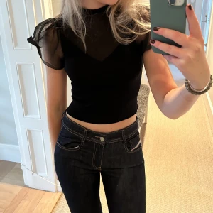 Svart festtopp - Superfin svart festtopp med meshtyg från zara. Perfekt fest och middagstopp. Storlek S💕 Endast använd ett fåtal gånger! Pris kan diskuteras!